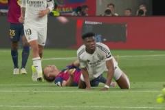 瓊阿梅尼剪刀腳鏟倒奧爾莫！被主裁出示黃牌警告！