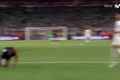 拉菲尼亞領(lǐng)到黃牌后：我沒有要求裁判你罰點(diǎn)球啊，你在搞啥