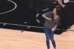 迪亞洛籃下和杰曼纏斗迪亞諾摟脖子+揮拳，裁判回看后維持杰曼普通犯規(guī)吹罰