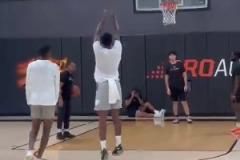 絲滑傳人？26屆熱門秀迪班薩和喬治一起訓(xùn)練 胯下撤步還真挺像