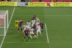 奧爾莫主罰角球擊中立柱！后點(diǎn)庫(kù)巴西對(duì)抗中倒地沒能補(bǔ)射！