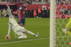 拉菲尼亞橫傳禁區(qū)，皮球擊中巴爾韋德的手！主裁判沒(méi)有判罰！