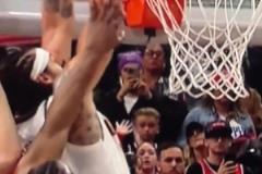 還是個(gè)2+1？戈登扣籃絕殺時(shí) 哈登結(jié)結(jié)實(shí)實(shí)打到他胳膊肘了