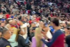 冰火兩重天！裁判宣布時(shí)刻掘金全隊(duì)狂歡 快船主場(chǎng)一片沉寂