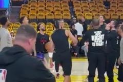 火箭這一群逗比~今天賽前對狄龍籃下打鐵各種搞怪起哄~