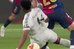 這動作很危險(xiǎn)！瓊阿梅尼剪刀腳犯規(guī)染黃，奧爾莫痛苦倒地