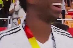 有何深意？維尼修斯與巴薩球迷沖突，大笑并比出5的手勢！