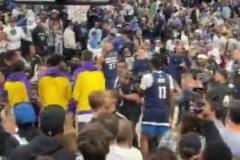 恩怨不少！終場(chǎng)后，華子帶頭來(lái)到湖人替補(bǔ)堆，雙方輕微爭(zhēng)吵