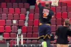 是真愛！莫茲戈夫退役多年，依然穿著當年冠軍騎士的球褲