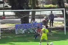 這哥們球技可能不咋地，但是球商一定很高