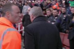 名場面：范佩西作為英超冠軍，在酋長球場接受阿森納列隊致敬