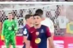 你倆也打了?。抗S和貝林厄姆現(xiàn)場(chǎng)頂牛沖突，兩人互相脖子