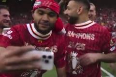 努涅斯：澆給！薩拉赫你別跑讓我澆一下！薩拉赫：滾犢子啊！