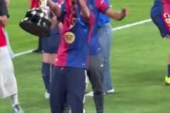 生子當(dāng)如亞馬爾，亞馬爹也是捧上冠軍杯了