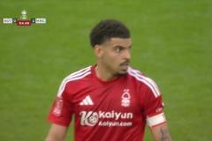 太背了！懷特不停球凌空抽射擊中橫梁！