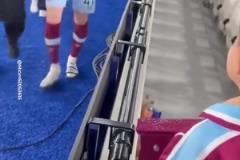 賴斯大暖男啊見到小球迷后噓寒問暖還貼心抱抱~我也想抱抱