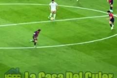 庫巴西這一攔截直接讓貝林厄姆抱頭，隨后巴薩進(jìn)球了