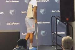 槍王下賽季見！莫蘭特拄拐參加灰熊賽季總結(jié)發(fā)布會(huì)