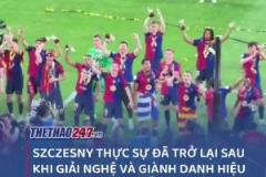 很夢(mèng)幻什琴斯尼在后場(chǎng)微笑著看著球員們?cè)谒媲皯c祝