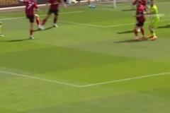 你倆玩啥play呢抖動的美女起身想要慶祝，被男友狠抓大腿