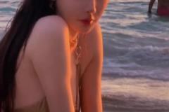身材太頂了！美女詹密周麟嘉在海邊游玩：由內而外自在發(fā)光的快樂