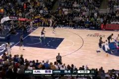 很危險(xiǎn)！詹姆斯倒地拼搶壓到愛(ài)德華茲腿部，華子倒地表情痛苦