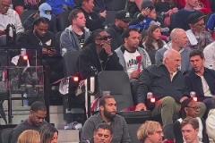 自己買票嗎？被拍到到快船主場(chǎng)觀看G4的曼恩！真的愛過！