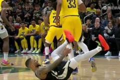 不要啊利拉德無對抗受傷??手捂跟腱表情痛苦，本場不會回歸