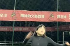 離譜！中乙賽場球童翻過廣告牌進(jìn)場躺下，客隊(duì)：NM有這樣玩的啊