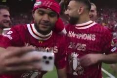 兄弟別搞努涅斯準(zhǔn)備給薩拉赫倒啤酒，薩拉赫推脫但還是被澆