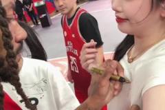 真敢??！肘子姐沁純直接讓羅斯在胸口簽名