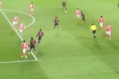 防守端毫無壓迫感！當時拜仁就這樣，攻破了曼聯(lián)的大門！