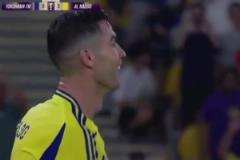 回憶殺來了！C羅進球后，再次坐在了廣告牌上！