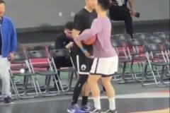 挺禮貌的！遼寧拉拉隊(duì)排隊(duì)上場(chǎng)，小外站定等待