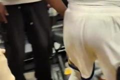 格林親吻妻子牽著小寶貝回到更衣室。