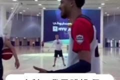 兩個新生代頂流！名場面：笑哭！華子模仿哈里伯頓投籃！