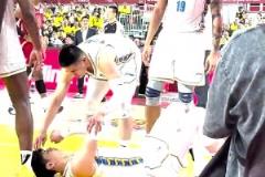 千萬(wàn)可別有大礙呀！曾凡博被抬上救護(hù)車送往醫(yī)院全面檢查