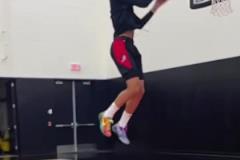 開(kāi)拓者夏普訓(xùn)練秀彈跳，感覺(jué)這爆發(fā)力還在莫蘭特之上