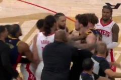 火勇沖突三人吃T庫里造犯規(guī)比??，狄龍硬要搶球被追夢推開