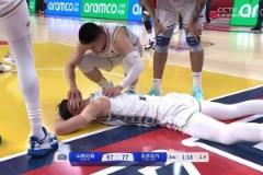 這動作難評！曾凡博滑翔打進，被劉傳興側(cè)身撞翻后腦重摔著地