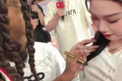 羅斯也是見(jiàn)過(guò)世面的人，簽名手都不抖一下~