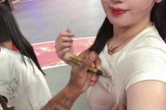 肘子姐居然讓羅斯簽名在其胸口上?。。? title=