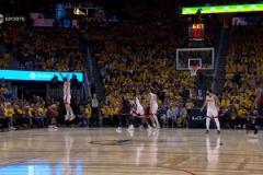 你可以永遠(yuǎn)相信！庫里關(guān)鍵時刻點飛防守 命中三分壓哨神仙球