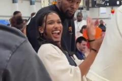 就這氣質(zhì)！跟熱情女球迷合影的KD依舊不茍言笑！