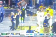 說啥了？哈利伯頓父親賽后主動(dòng)走向字母哥 后者聽完一臉懵