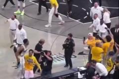 難怪會(huì)爆發(fā)沖突！哈利伯頓父親賽后拿著毛巾嘲諷字母哥，后者不爽！