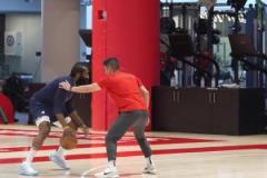 哈登昨日訓(xùn)練大量練習(xí)中距離投籃跟拋投