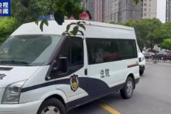 今日二審宣判！押送李鐵的警車已進(jìn)入法院