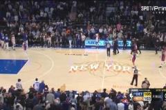 ？？終場哨響活塞贏下比賽，結(jié)果計分板直接改成尼克斯4-1