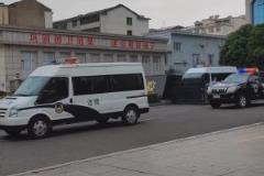 回家家咯~央視現(xiàn)場拍到了李鐵被押送回監(jiān)獄